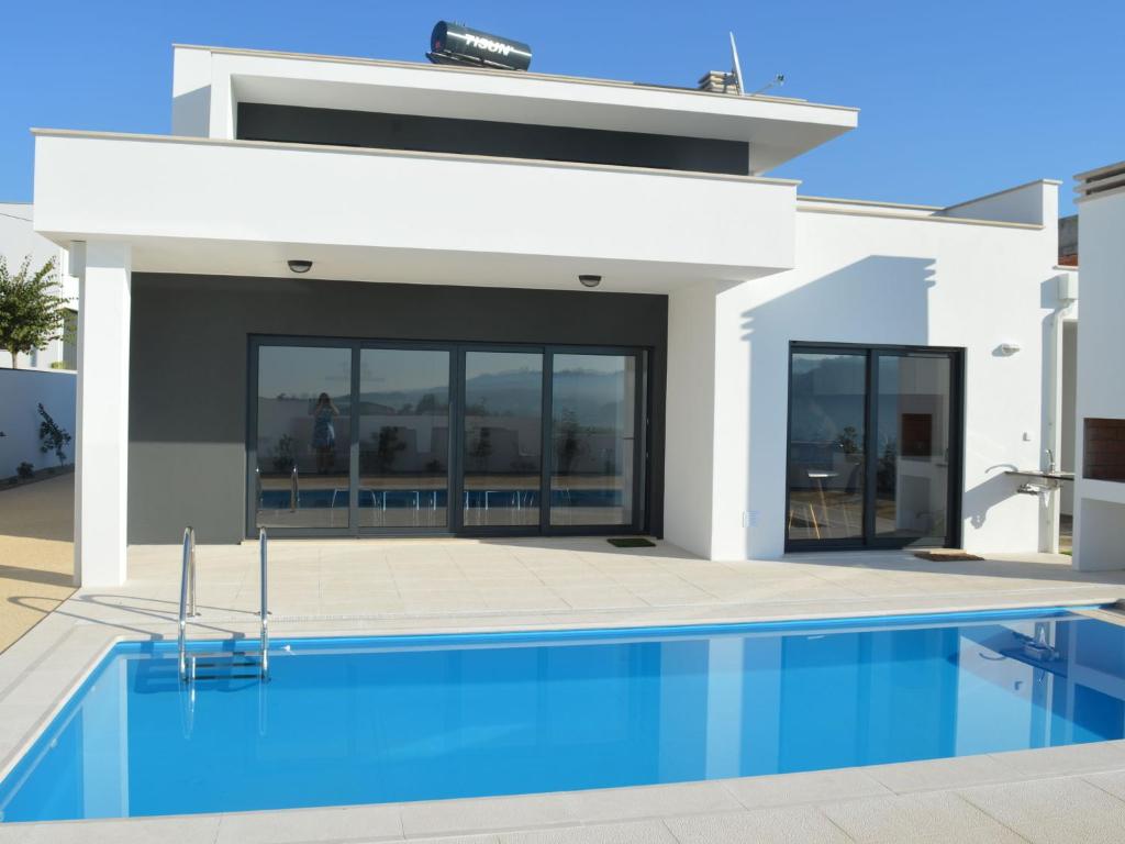 Maison de vacances Modern villa with private swimming pool near Nazar  2450-027 Famalicão