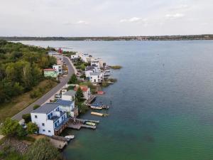 Maison de vacances Moderne Ferienhaus direkt am See, mit eigener Bootsgarage, Boot und Seeterrasse An d. Lagune 99 04575 Neukieritzsch Saxe