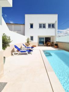Moderne Villa mit spektakulärem Meerblick und Pool