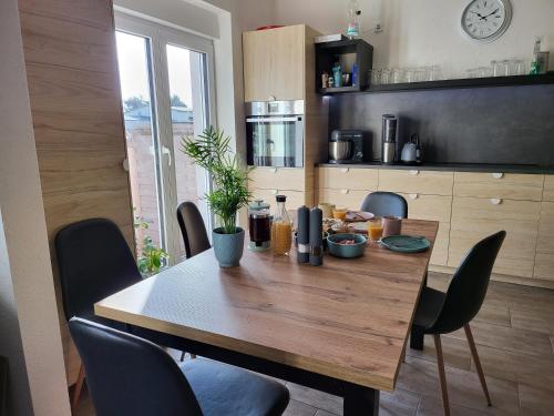 Modernes behagliches Haus mit Kamin, Terrasse und Garten