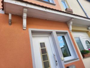 Modernes behagliches Haus mit Kamin, Terrasse und Garten