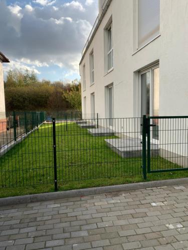 Modernes Doppelhaus mit Dachterrasse und Garten