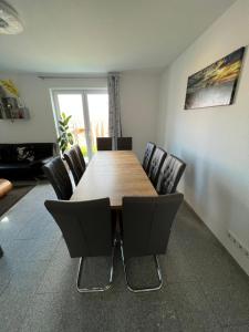 Modernes Doppelhaus mit Dachterrasse und Garten