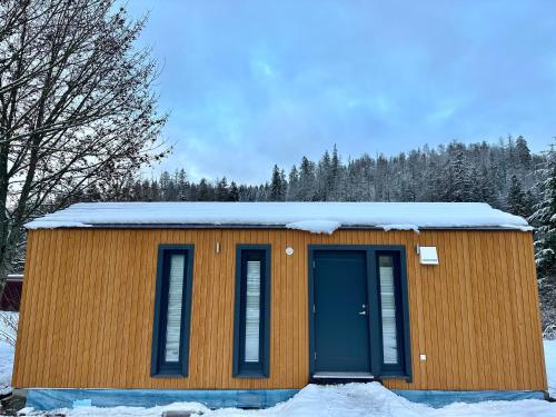Modernes Tiny House in den Bergen