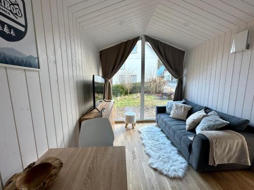 Modernes Tiny House in den Bergen