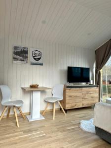 Modernes Tiny House in den Bergen