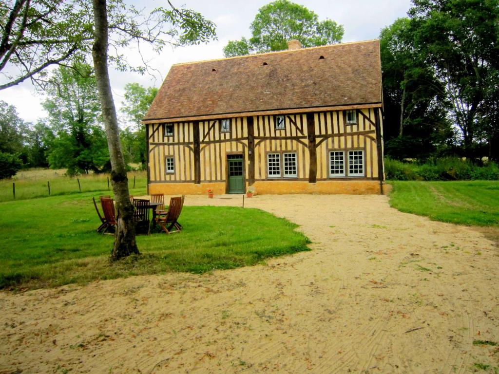 Maison de vacances Modernised detached half timbered house on the estate of a 16th century castle  72110 Saint-Aignan