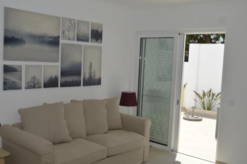 MORADIA NOVA E COMPLETA A 350 MTRS. PRAIA