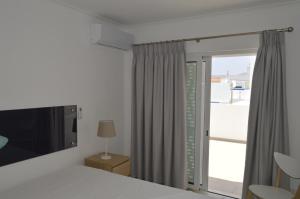 MORADIA NOVA E COMPLETA A 350 MTRS. PRAIA