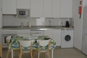 MORADIA NOVA E COMPLETA A 350 MTRS. PRAIA
