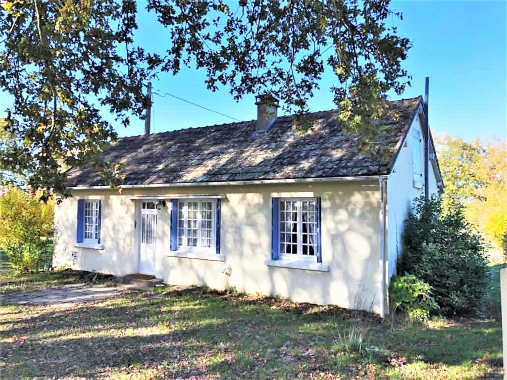 Maison de vacances Nestling in a beautiful setting on the edge of the Forest of Tron ais  03320 Couleuvre