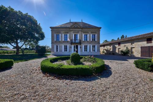 New: Luxurious Wine Estate Saint-Emilion Grand Cru with private swimming pool