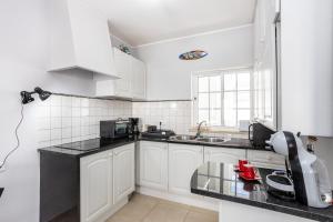 Newly renovated 2 bedroom townhouse - close to Salema Beach