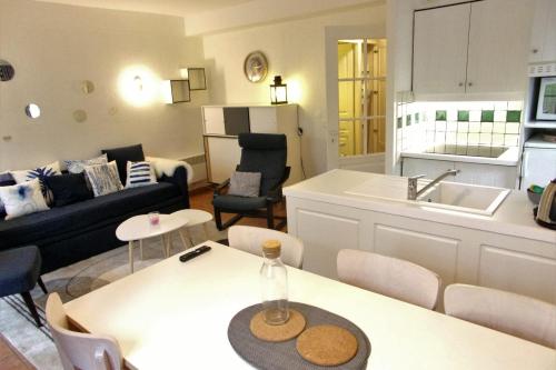 Nice 55m in residence with pool and garden !