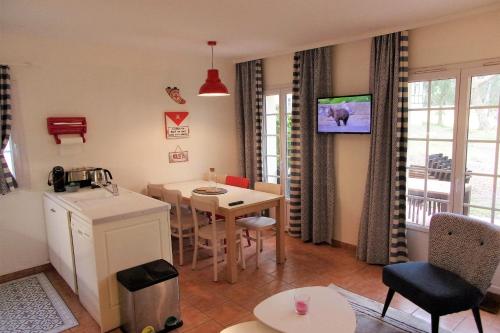 Nice 55m in residence with pool and garden !