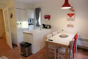 Nice 55m in residence with pool and garden !