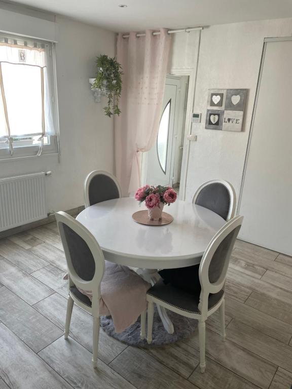 Nice home in Allaire with WiFi and 4 Bedrooms