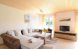 Nice home in Altefhr-Rgen with 3 Bedrooms and WiFi