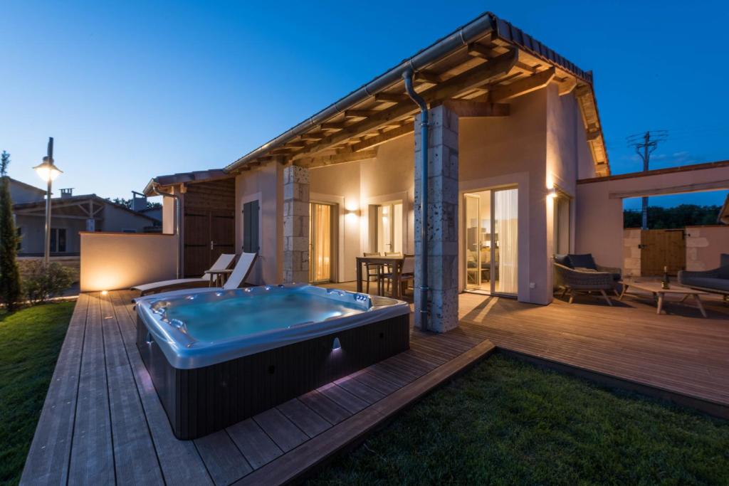 Nice home in Apt with 4 Bedrooms, Private swimming pool and Outdoor swimming pool 84400 Apt