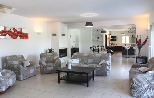 Nice home in Apt with 4 Bedrooms, Private swimming pool and Outdoor swimming pool