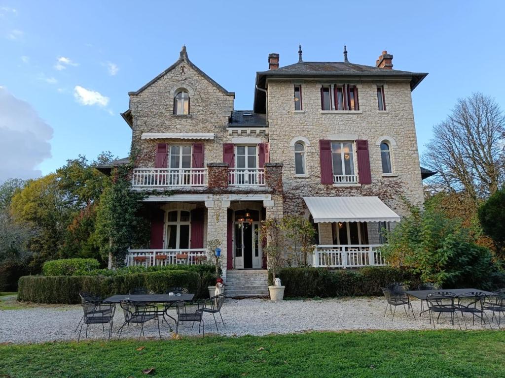 Nice home in Arjuzanx with 4 Bedrooms, WiFi and Outdoor swimming pool 40110 Arjuzanx