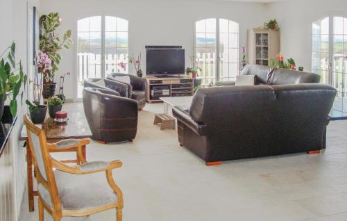 Nice home in Arnaud-Guilhem with 3 Bedrooms, WiFi and Private swimming pool
