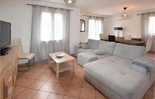 Nice home in Avignon with WiFi, Private swimming pool and Outdoor swimming pool
