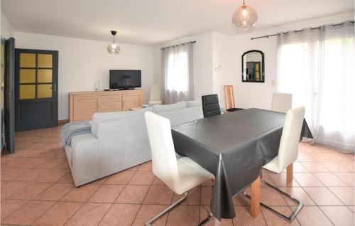 Nice home in Avignon with WiFi, Private swimming pool and Outdoor swimming pool