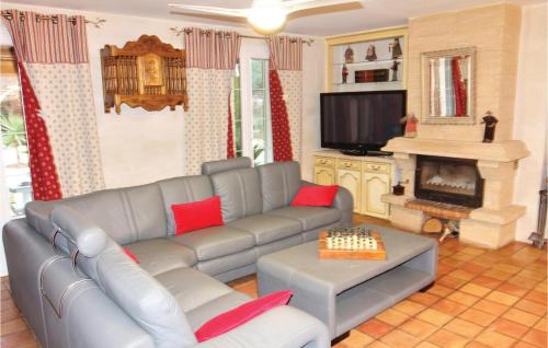 Nice home in Boulbon with 3 Bedrooms, WiFi and Outdoor swimming pool