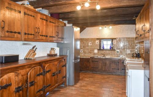 Nice home in Brigueil-le-Chantre with Outdoor swimming pool, 5 Bedrooms and WiFi