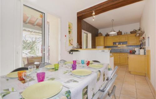 Nice home in Caderousse with 7 Bedrooms, WiFi and Private swimming pool