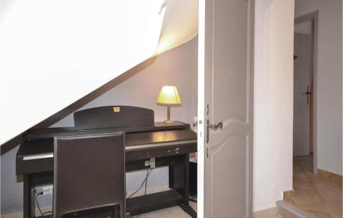 Nice home in Caderousse with 7 Bedrooms, WiFi and Private swimming pool