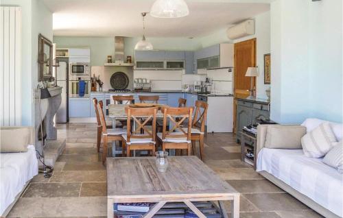 Nice home in Callian with 4 Bedrooms, Jacuzzi and Outdoor swimming pool