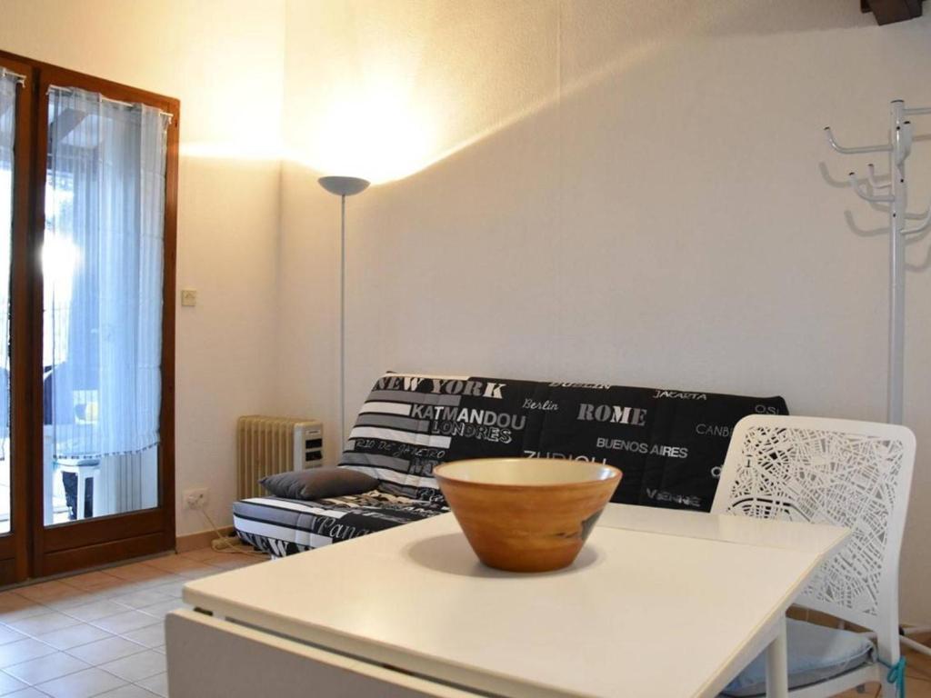 Nice home in Capendu with 8 Bedrooms, WiFi and Outdoor swimming pool