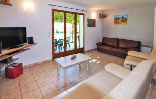 Nice home in Carpentras with 4 Bedrooms, WiFi and Private swimming pool