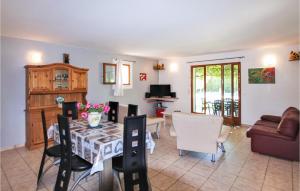 Nice home in Carpentras with 4 Bedrooms, WiFi and Private swimming pool