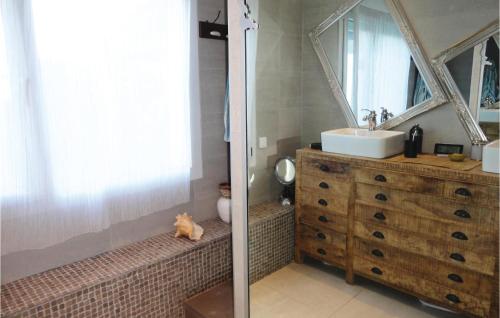 Nice home in Caux with WiFi, Private swimming pool and Outdoor swimming pool
