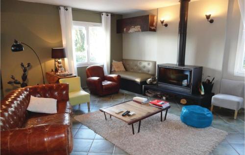 Nice home in Caux with WiFi, Private swimming pool and Outdoor swimming pool