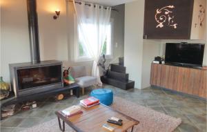 Nice home in Caux with WiFi, Private swimming pool and Outdoor swimming pool