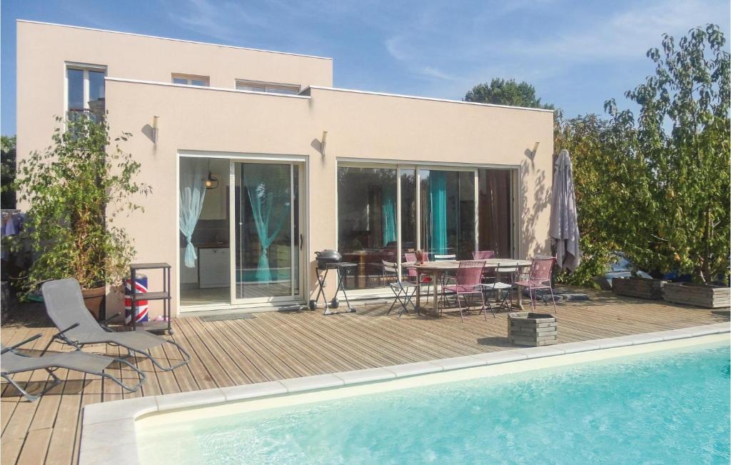 Nice home in Cazouls dHerault with 5 Bedrooms, WiFi and Outdoor swimming pool , 34120 Cazouls-d Herault