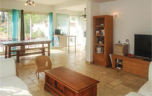 Nice home in Cazouls dHerault with 5 Bedrooms, WiFi and Outdoor swimming pool