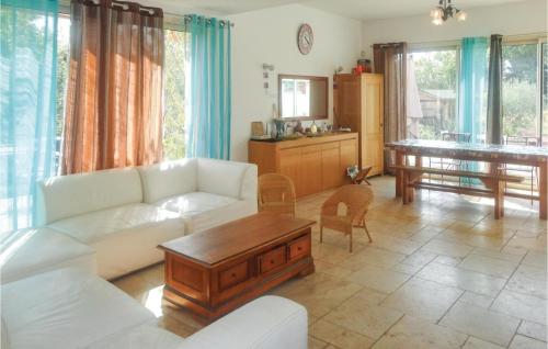 Nice home in Cazouls dHerault with 5 Bedrooms, WiFi and Outdoor swimming pool