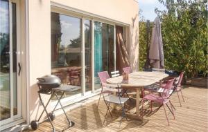 Nice home in Cazouls dHerault with 5 Bedrooms, WiFi and Outdoor swimming pool