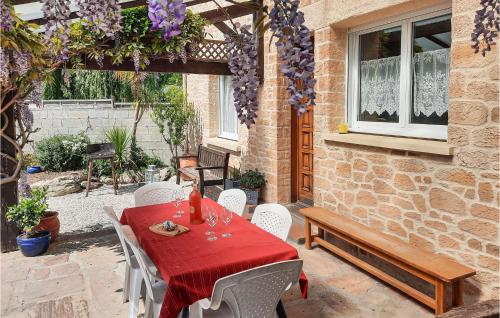 Nice home in Crossac with 3 Bedrooms, WiFi and Outdoor swimming pool