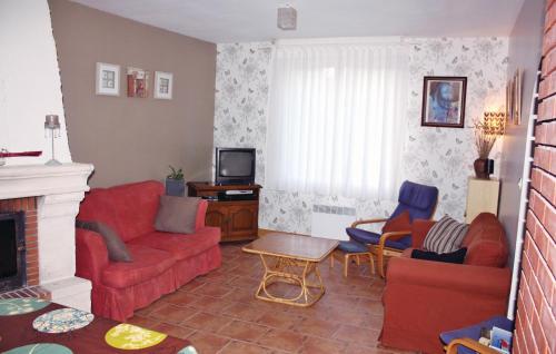 Nice home in Crossac with 3 Bedrooms, WiFi and Outdoor swimming pool