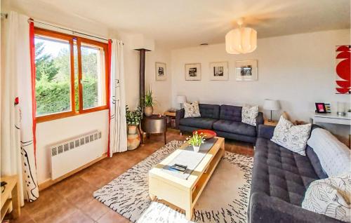 Nice home in Cruzy with 3 Bedrooms, Private swimming pool and Outdoor swimming pool