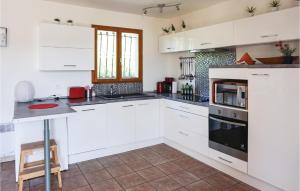 Nice home in Cruzy with 3 Bedrooms, Private swimming pool and Outdoor swimming pool