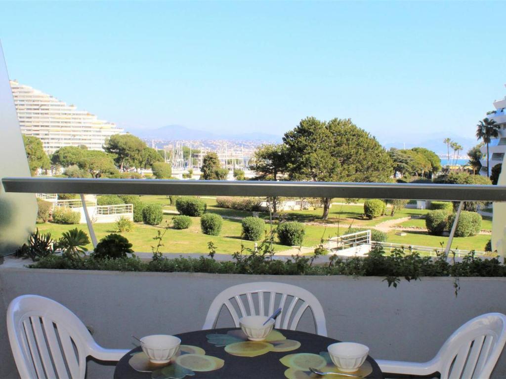 Nice home in Elliant with 3 Bedrooms, Private swimming pool and Indoor swimming pool 29370 Elliant