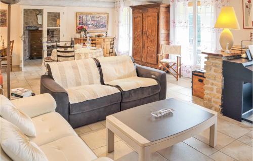 Nice home in Espeluche with Outdoor swimming pool, 3 Bedrooms and WiFi