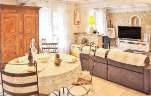 Nice home in Espeluche with Outdoor swimming pool, 3 Bedrooms and WiFi